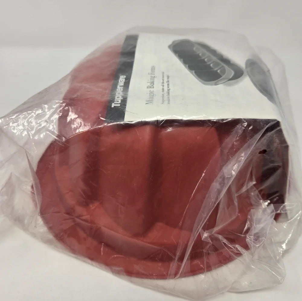 NOS TUPPERWARE MAGIC BAKEWARE SILICONE BAKING SET ROUND HEART BUNDT PAN SET OF 3